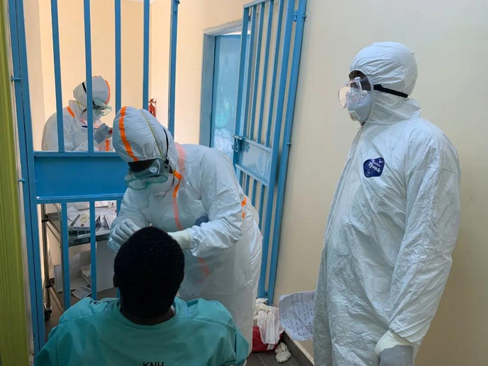 肯尼亚医护人员对疑似病例进行检测。图/世卫组织非洲办事处推特
