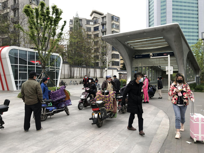 武汉地铁2号线光谷广场站，行人匆匆走过。新京报记者解蕾摄