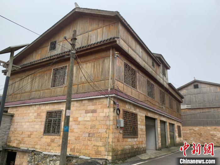     图为李永先家的四层小洋房。　袁超　摄