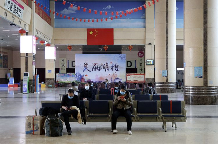  站内客流较小，旅客分散就座。