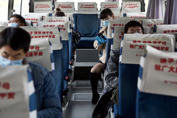  4月8日，客车上座率较低，旅客分散就座。