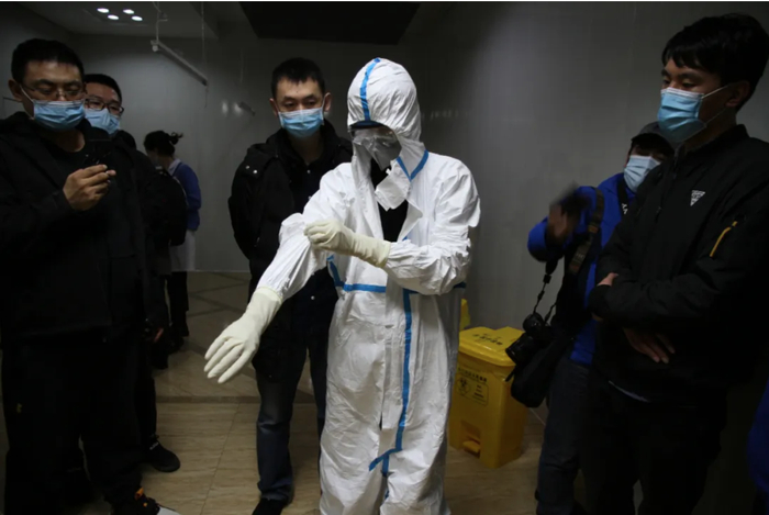 现场进行穿脱防护服培训&nbsp; &nbsp; “今日绥芬河报社” 微信公号 图