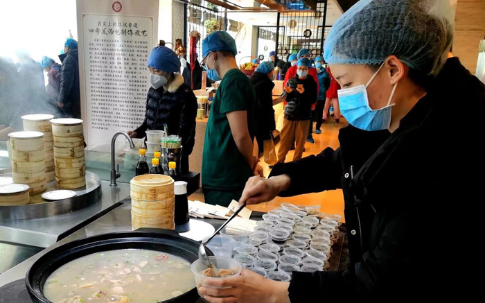 武汉的医护人员吃上了四季美捐赠的汤包。受访者供图