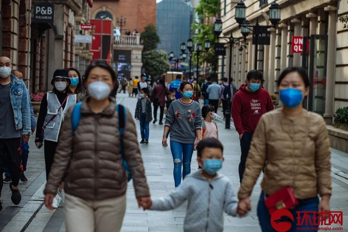 2020年4月8日，武汉解封首日。市民戴着口罩外出锻炼，逛街和野餐。摄影/李昊