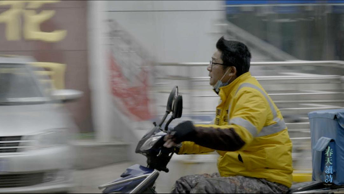 封城期间，依旧穿梭于大街小巷的老计