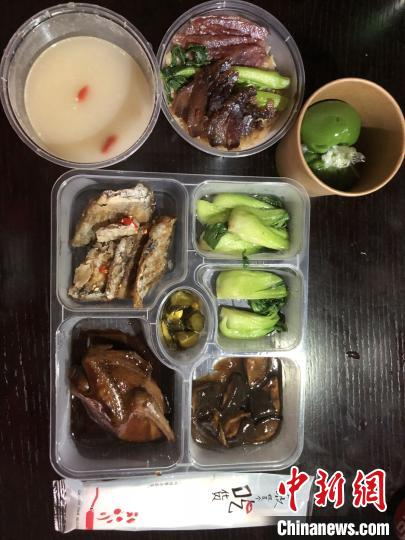 “回家”后隔离菜单看馋了多少吃货的眼。奉贤区中心医院供图