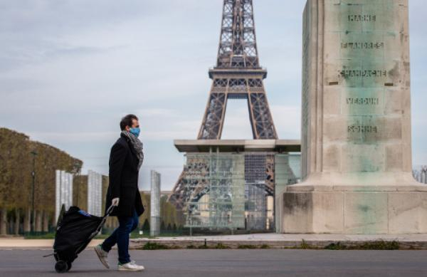 法国巴黎，一名戴口罩的男子外出购物。新华社 图