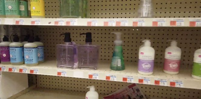  美国一家CVS药店的货架上，消毒水早早售罄。