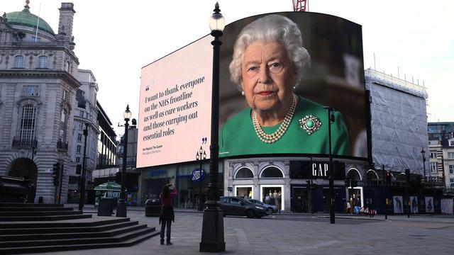 为鼓舞民众抗疫 伦敦街头巨幅广告牌出现女王头像和这些标语