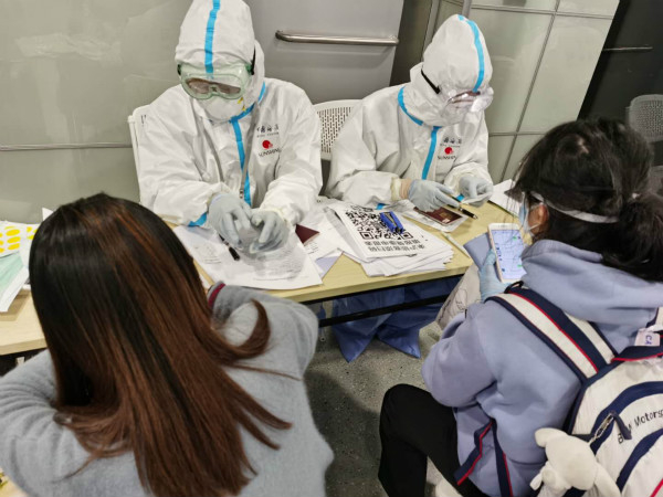 图说：海关关员对入境人员进行流行病学调查。郭剑烽 摄