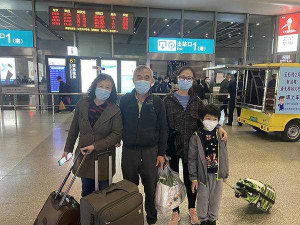 祝女士（右二）和家人。 澎湃新闻记者 何颖晗 图