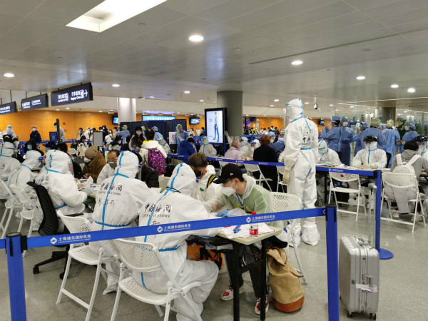 图说：海关关员审核入境人员提交的健康申报表。郭剑烽 摄