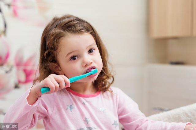 宝宝几岁刷牙最合适？不是一岁两岁，而是这个时间，家长要记得