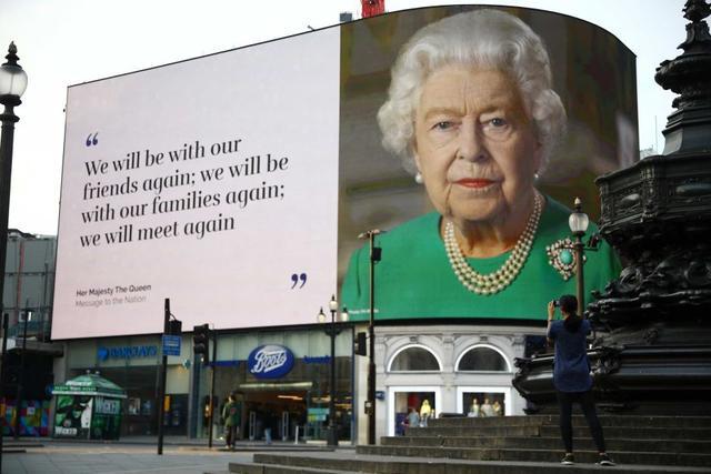 为鼓舞民众抗疫 伦敦街头巨幅广告牌出现女王头像和这些标语