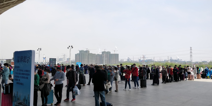  在武汉站外等待入站的旅客