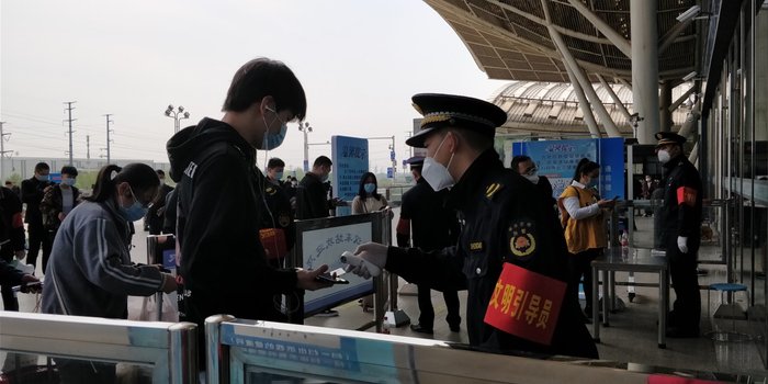  武汉站前 一名引导员在核验乘客健康绿码