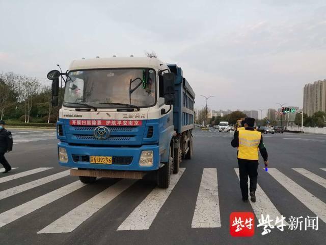 “黑车”刷成蓝白色“假扮环卫车”仍被识破查处