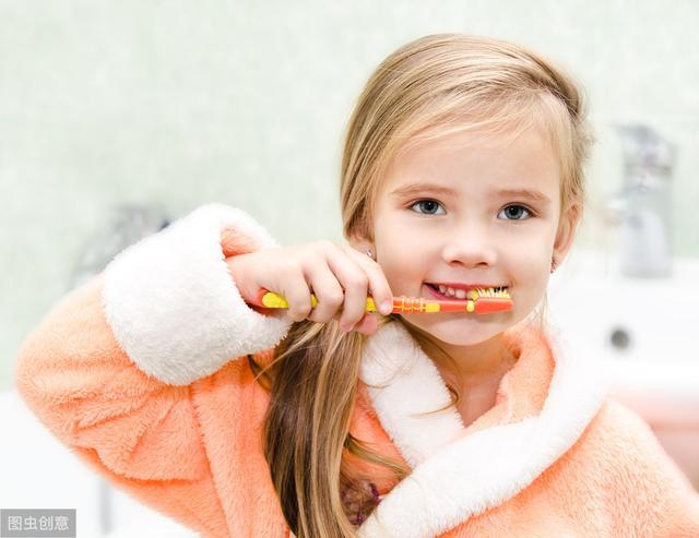 宝宝几岁刷牙最合适？不是一岁两岁，而是这个时间，家长要记得