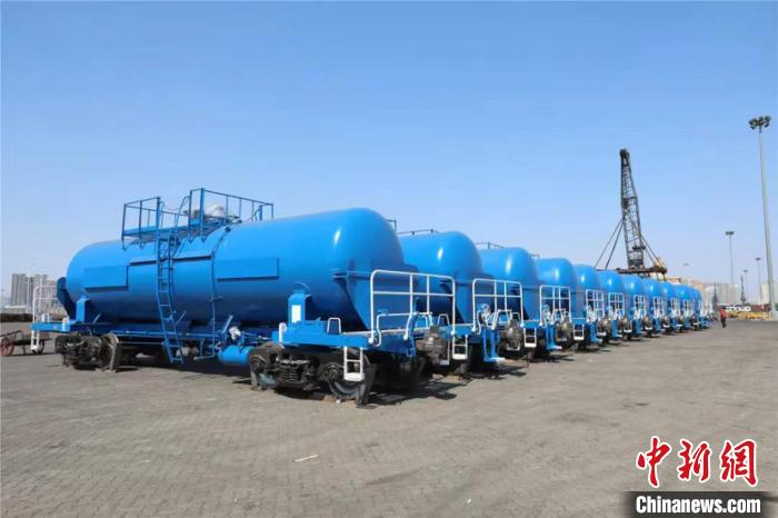     图为出口韩国高丽公司的浓硫酸罐车。　宫岩　摄