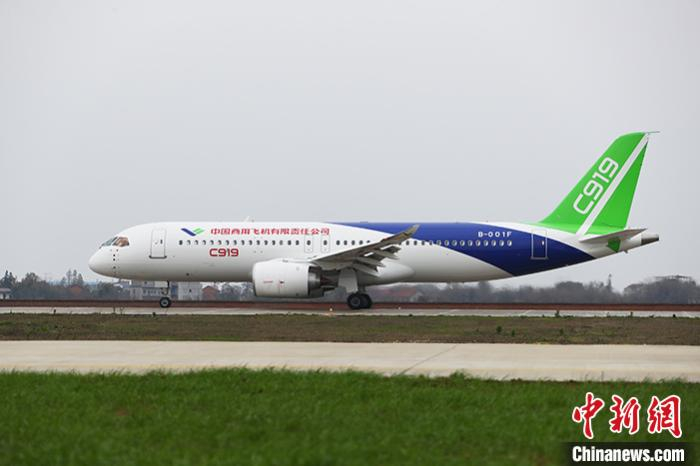 图为3月2日，正在跑道上进行滑行试验的C919大型客机。(资料图) 刘占昆 摄