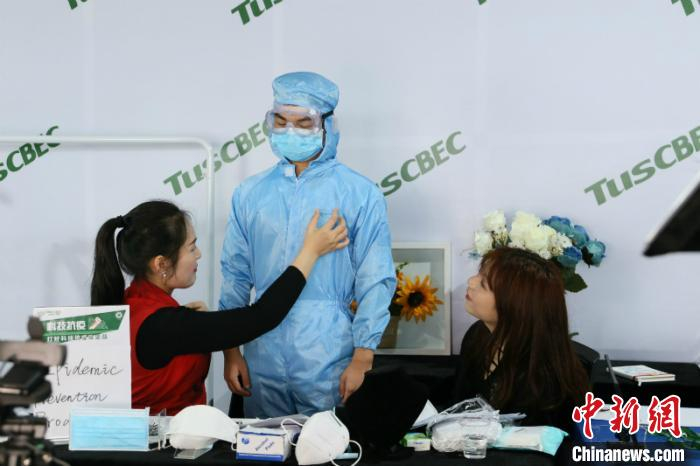 图为主播介绍防护服等产品 启迪宣 摄