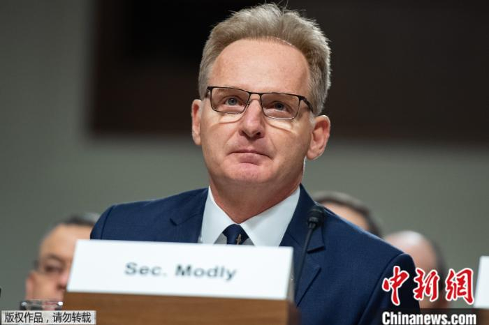 资料图：美国前代理海军部长莫德利。