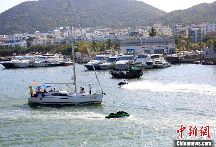 天气晴好时，三亚港有大量游艇等各类船只进出。　记者王晓斌 摄
