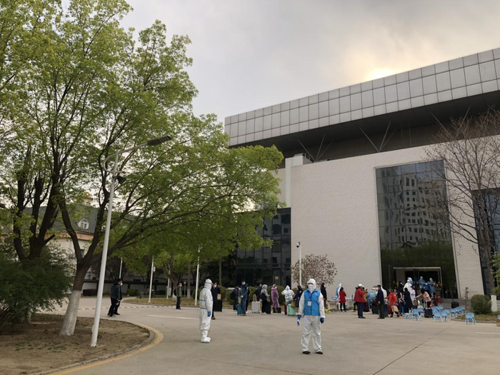  （在石化学院，等待做核酸检测。第二天根据检测结果，再决定能否回家隔离）