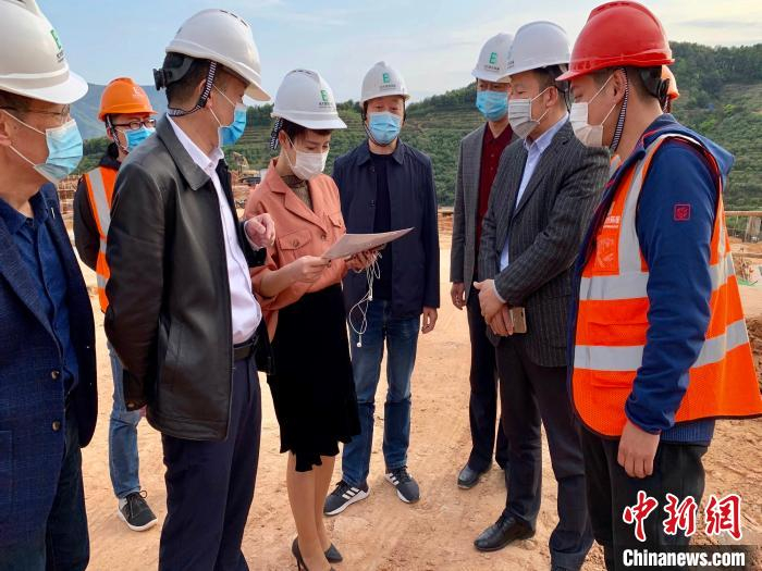 图为宁德市台港澳办一行走访调研古田县城乡生活垃圾治理一体化项目。　林冬冬 摄