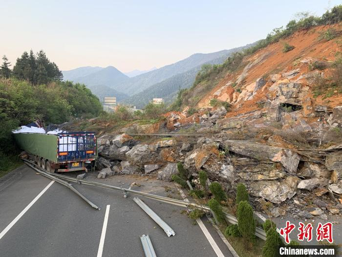 &nbsp;&nbsp;&nbsp;&nbsp;武深高速炎汝段发生大面积塌方，导致双向交通中断。　郭丹　摄