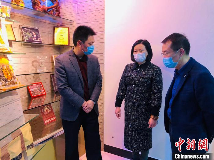 图为宁德市台港澳办走访古田康宏食品有限公司。　孙奋华 摄