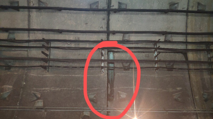 ▲红色标注区域为漏水区域，隧道上面出现白色痕迹，施工单位已经加装探测设备