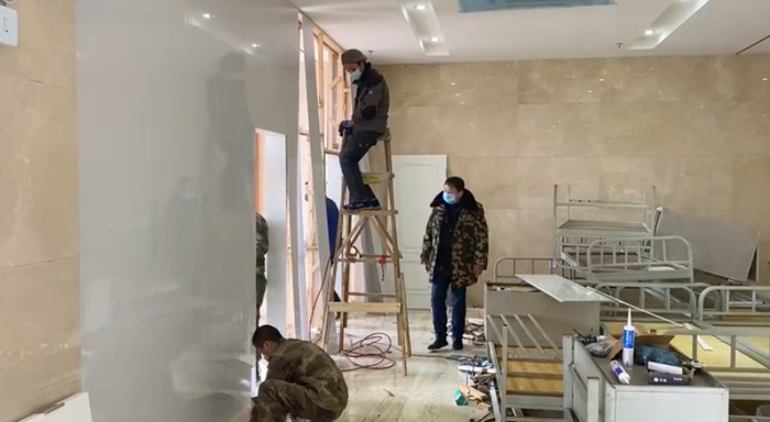 工人正抢修内部设施。 新京报记者 袁静伟 摄