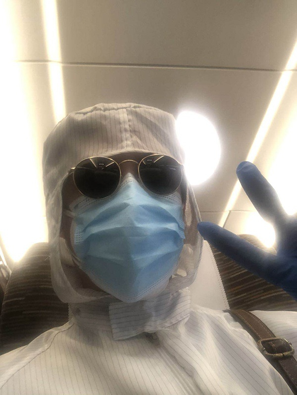 余先生身着防护服，戴着墨镜。 受访者供图