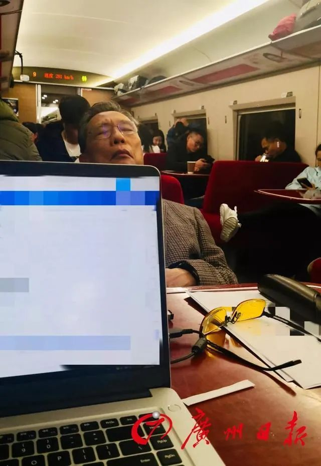  钟南山院士在高铁餐车上睡着