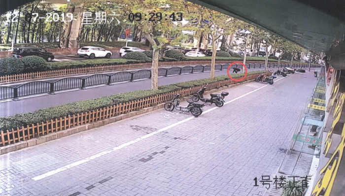 周某某在案发地放置自制刀片。&nbsp; 监控截图