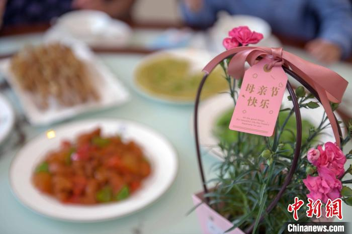 为母亲送上爱。　达明 摄