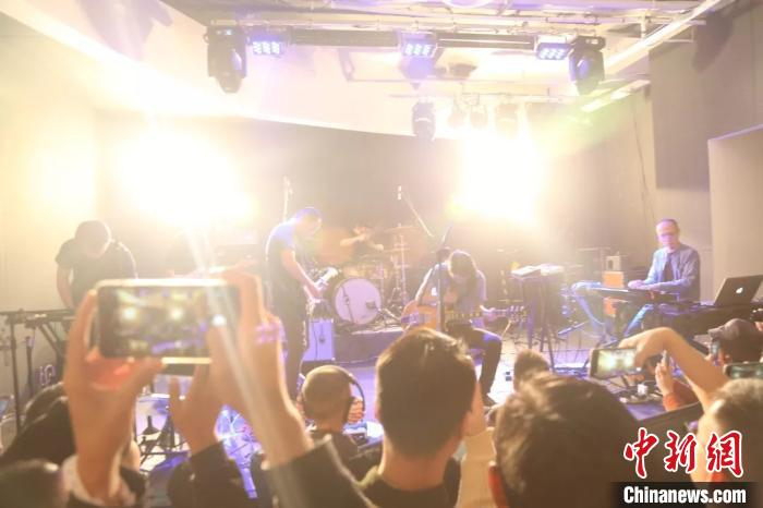 图为大连自由音乐人联谊会成员演出。大连自由音乐人联谊会供图