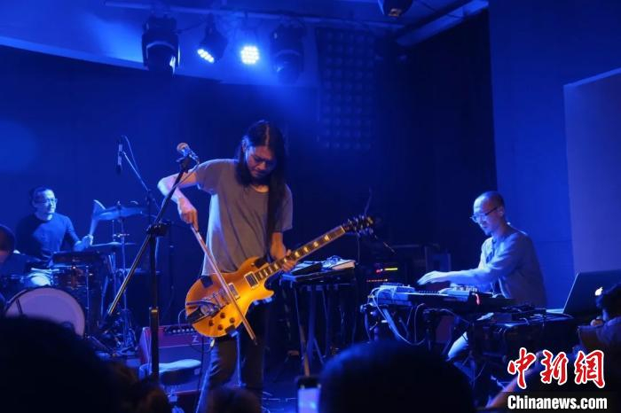 图为大连自由音乐人联谊会成员演出。大连自由音乐人联谊会供图