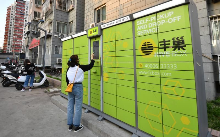5月10日，东四环某小区，居民在丰巢快件箱取快递。新京报记者 李木易 摄