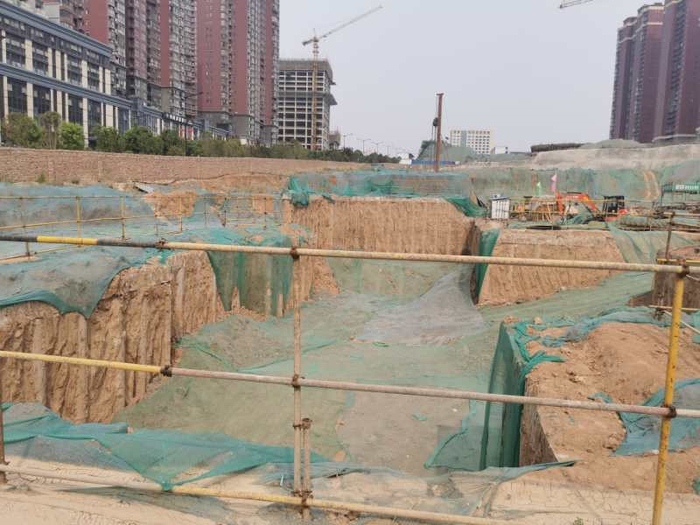 五月初余先生拍摄的楼盘现场图，还是一个巨大土坑。&nbsp; &nbsp; 本文图片均由受访者提供