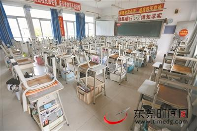 ▲学生返校上课将采用单人单桌 图片均由记者 陈栋 摄