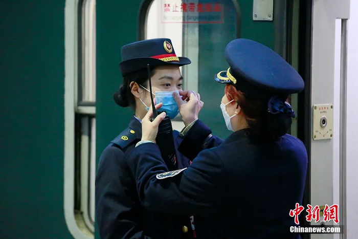 图为母亲杨春蓉正在为女儿李斯羊调整口罩。　李锴 摄