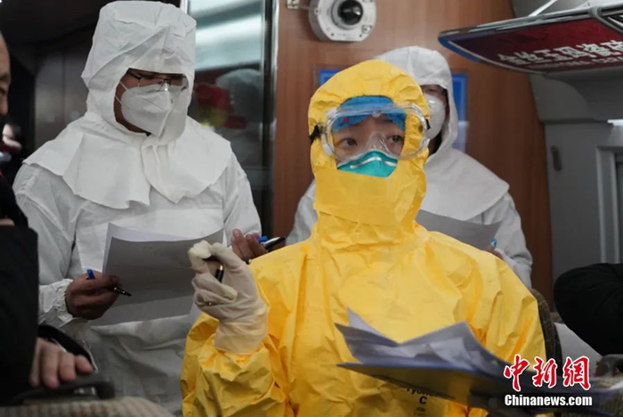 图为兰心竹在工作中。　张学鹏　摄