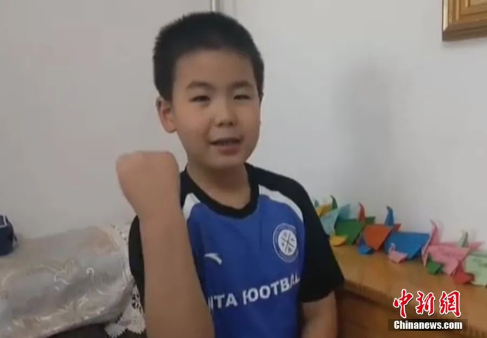 图为小新喆给妈妈加油。受访者供图