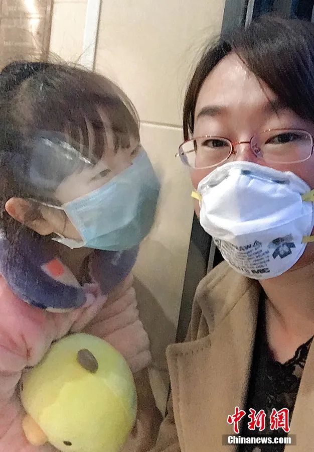 图为3月4日，母女二人隔着玻璃交流。于伟伟供图