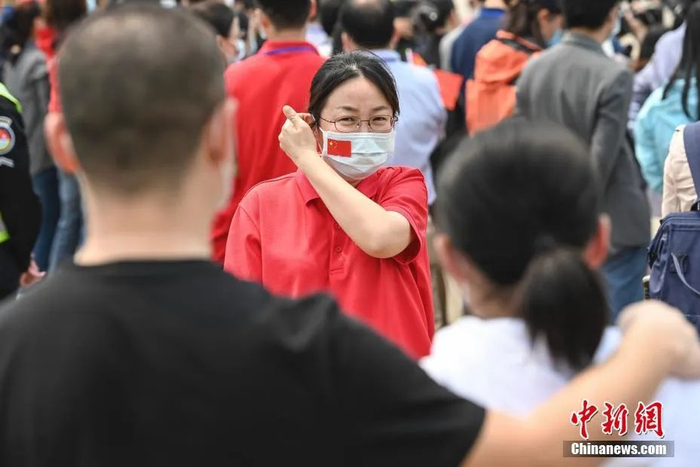 　　最后一批183名广东支援湖北武汉医疗队队员乘坐飞机抵达广州，一名医疗队队员在广州白云国际机场与家人见面。中新社记者 陈骥旻 摄