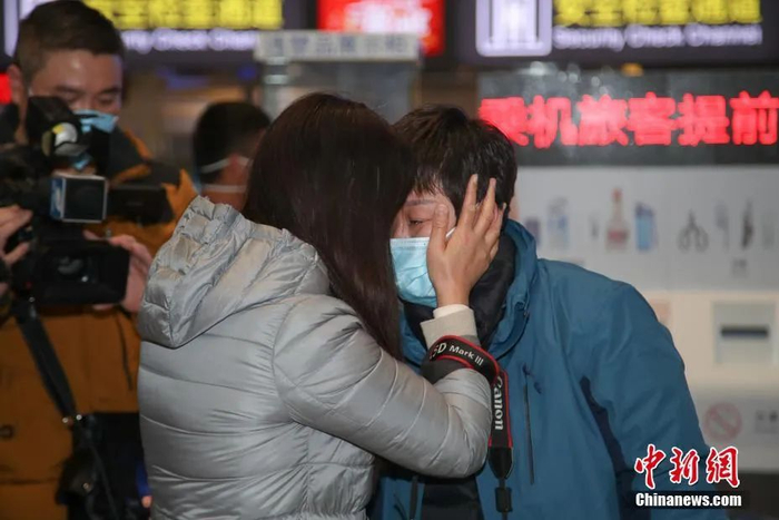 　　贵州省第五批医疗队102名医护人员从贵阳龙洞堡机场出发，赴湖北武汉开展新型冠状病毒感染的肺炎救治工作一名医护人员出发前与送行者告别。中新社记者 瞿宏伦 摄