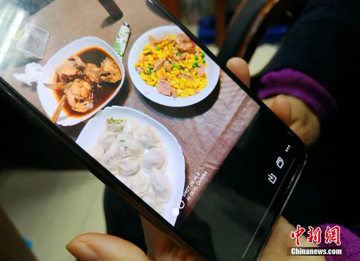 图为马琴展示儿子做的美食。民心佳园社区供图