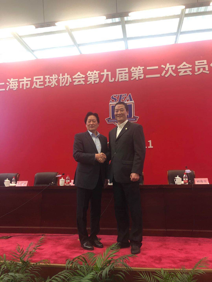  朱广沪（左）和柳海光握手。